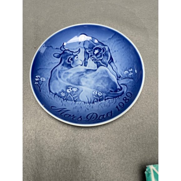 Bing & Grondahl Copenhagen Mothers Day Cow with Calf 1989 Plate 6" wide - Picture 6 of 10